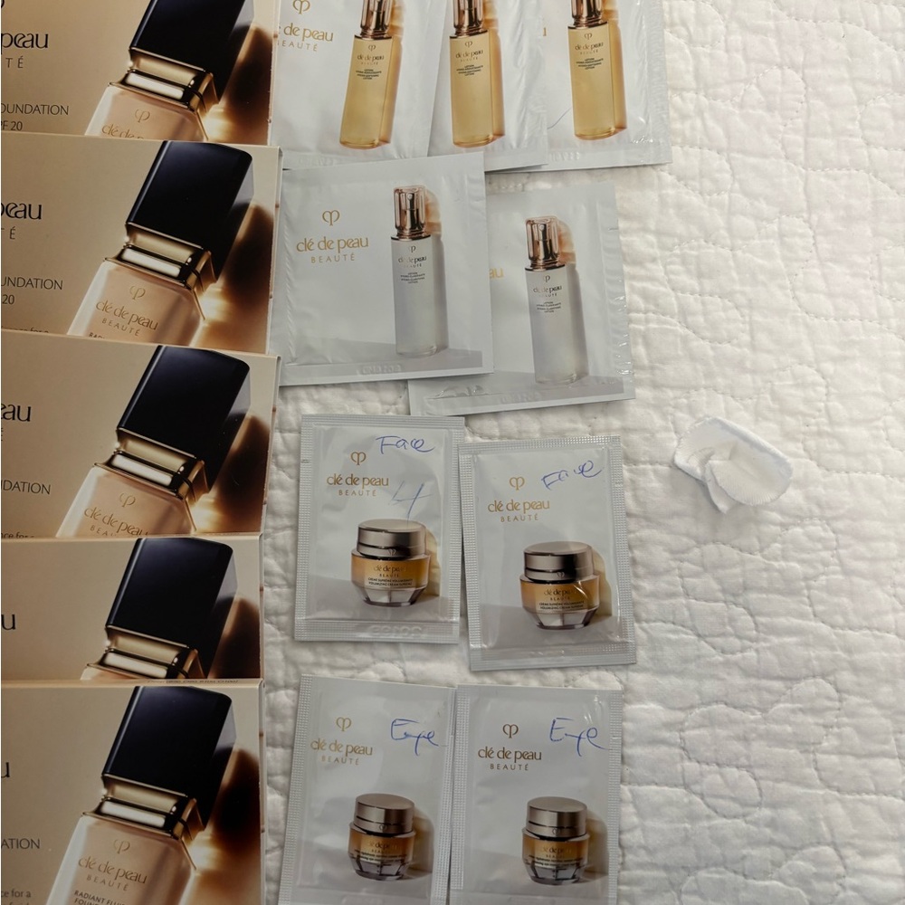 Clé de peau, beauté skincare and foundation samples - Picture 2 of 5